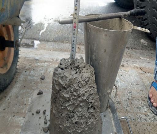 Hình 2: Kiểm tra độ sụt của bê tông