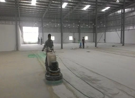 Vệ sinh và xử lý bề mặt nền trước khi thi công sơn Epoxy tự san phẳng